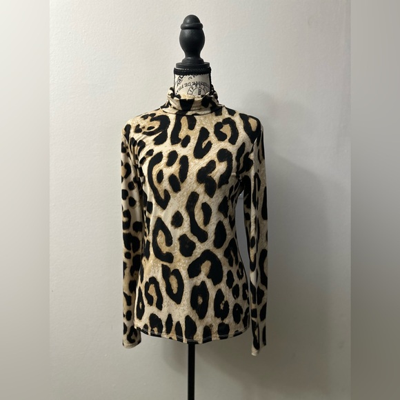 H&M Tops - H&M Stretchy Leopard Print Top with Cut-Out back.